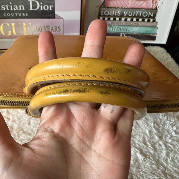 🥳HOST PICK🥳 Vintage Louis Vuitton Yellow Epi Leather Alma PM - Picture 7 of 16